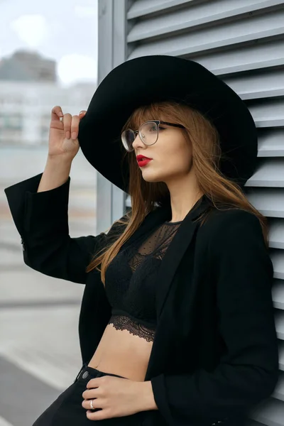 Chica seductora lleva sujetador negro y sombrero de ala ancha —  Fotos de Stock