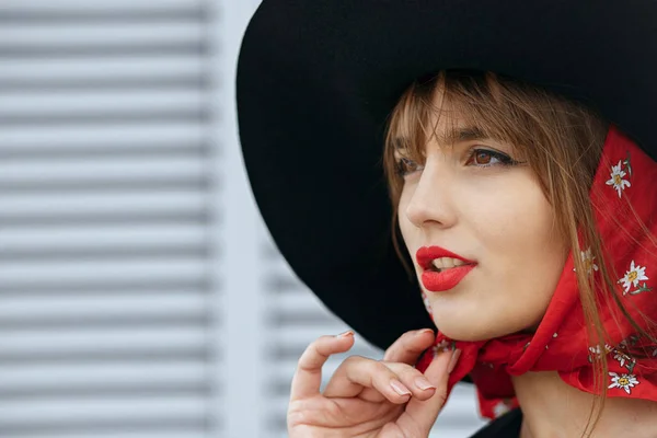 Gros portrait de dame à la mode avec des lèvres rouges — Photo