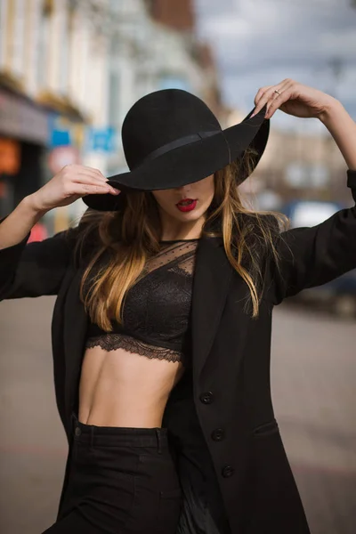 Sexy chica lleva elegante sombrero y lencería — Foto de Stock