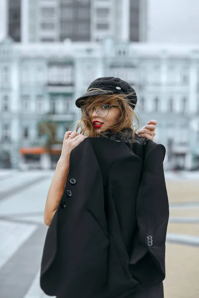 Passionnée jeune femme porte chapeau élégant, lunettes et costume — Photo