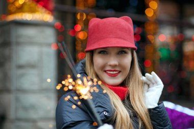 Mutlu kız maytap tutuyor.