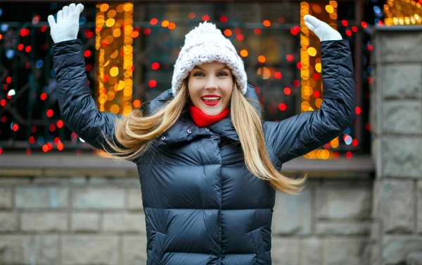 Härligt rolig flicka njuter av vintern semester — Stockfoto