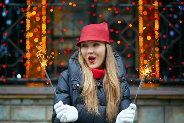 Emocionado chica sosteniendo sparkler — Foto de Stock