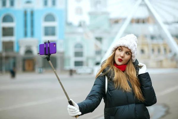 Flink jente som tar selvportrett om vinteren – stockfoto