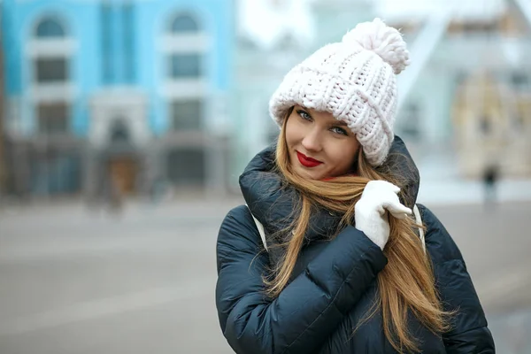 Underbar flicka promenader på staden på vintern — Stockfoto