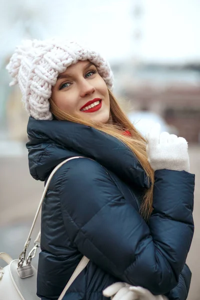 Menina linda andando na cidade no inverno — Fotografia de Stock