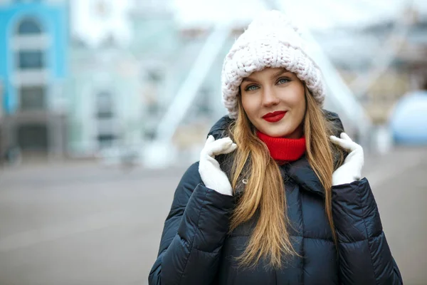 Schönes Mädchen, das im Winter in der Stadt spazieren geht — Stockfoto