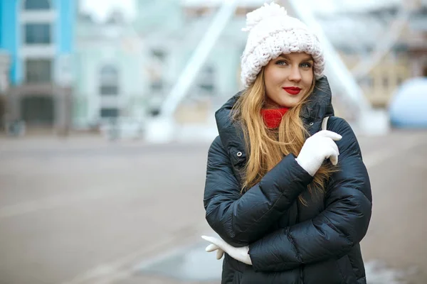 Fantastisk flicka promenader på staden på vintern — Stockfoto