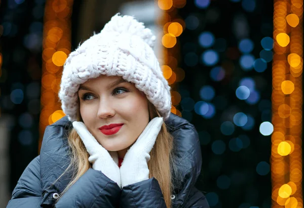 Attractive girl enjoying winter holidays — Stock Photo, Image