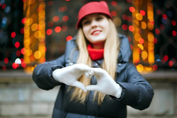 Happy girl showing heart gesture — Stock Photo, Image