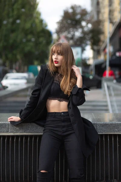 Awesome flicka bär spets underkläder poserar på gatan — Stockfoto