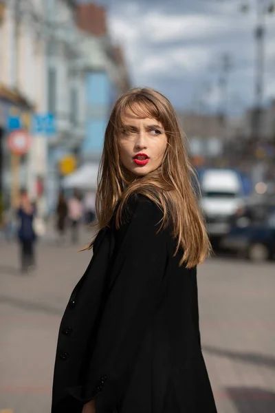 Glorieuse femme en costume marchant dans la rue — Photo