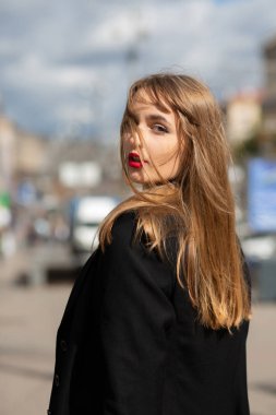 Çekici bir kızın açık hava portresi kostüm giyer