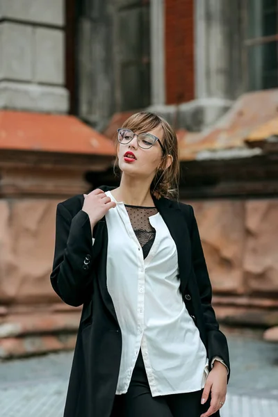 Génial fille avec rouge à lèvres rouge porte costume et lunettes — Photo
