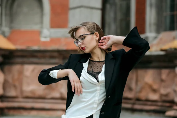 Increíble chica con lápiz labial rojo lleva traje y gafas — Foto de Stock