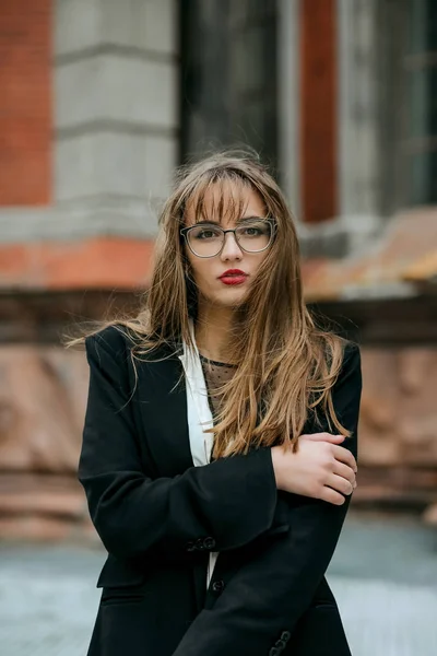 Impresionante chica con lápiz labial rojo lleva traje y gafas —  Fotos de Stock