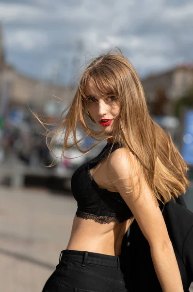 Street shot de chica seductora con el pelo largo lleva sujetador —  Fotos de Stock