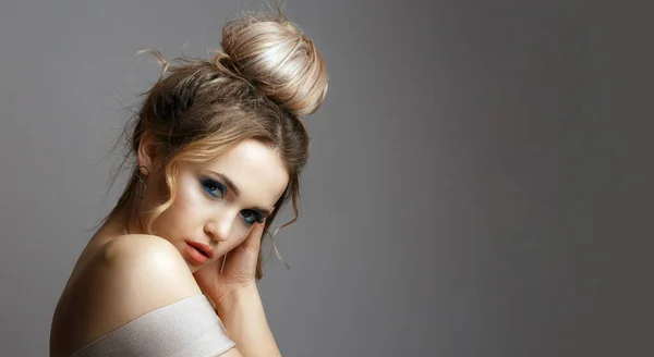 Primer Plano Mujer Joven Impresionante Con Maquillaje Brillante Lleva Vendaje — Foto de Stock