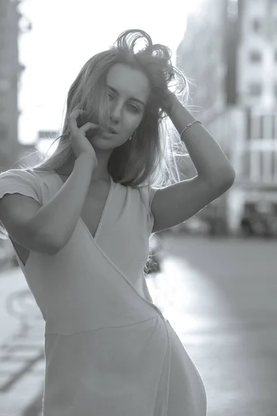 Сексуальная Блондинка Носит Модное Платье Гуляя Городу Черно Белый Тонинг — стоковое фото