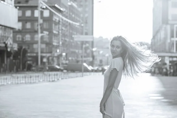 Mujer Rubia Adorable Con Pelo Largo Lleva Vestido Caminando Ciudad — Foto de Stock