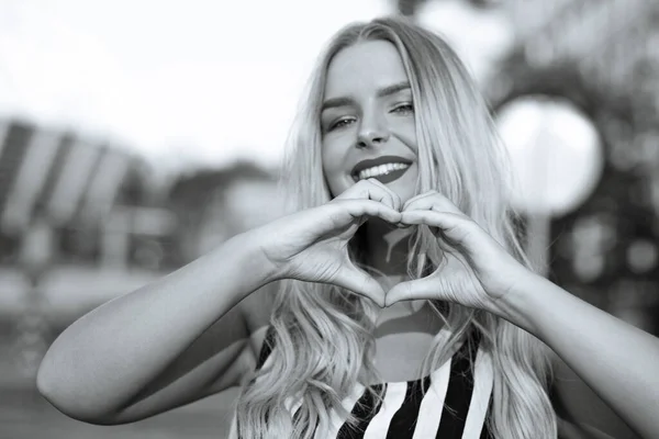 Mujer Rubia Emocional Haciendo Signo Del Corazón Con Los Dedos — Foto de Stock