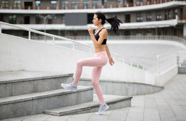 Fitness Dívka Nosí Sportovní Oblečení Skákání Schodech Během Svého Ranního — Stock fotografie