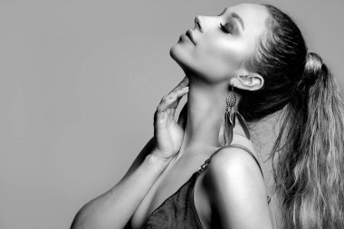 Stüdyoda çıplak poz veren şehvetli bir modelin yakın plan siyah beyaz fotoğrafı. Metin için boşluk