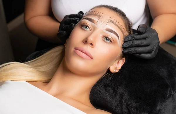 Mujer Guantes Haciendo Preparación Frente Maquillaje Permanente Con Una Regla — Foto de Stock