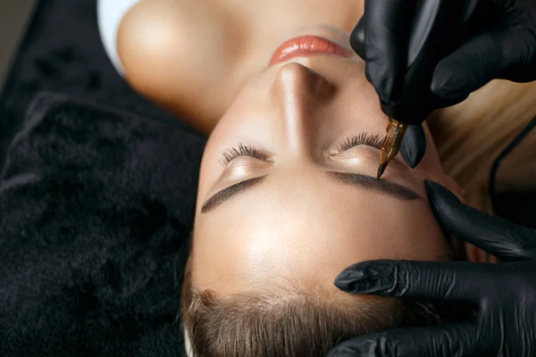 Closeup Shot Woman Black Gloves Applying Permanent Brow Makeup Young — Stock Photo, Image