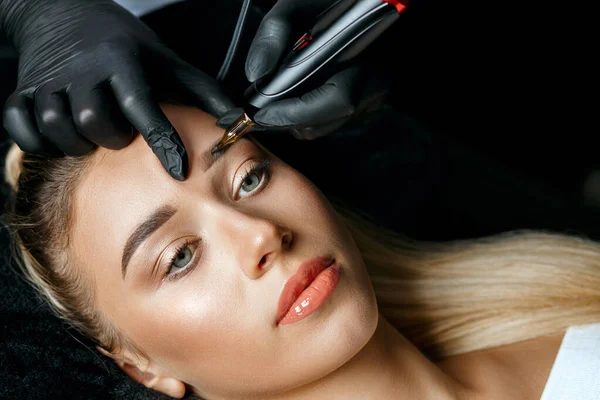 Beauty Specialist Hand Doing Eyebrow Tattooing Female Brow — Stock Photo, Image