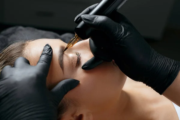 Closeup Shot Woman Black Gloves Making Permanent Brow Makeup Young — Stock Photo, Image