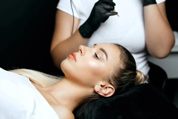 Specjalista Rękawic Przygotowujących Się Nakładania Makijażu Brwi Pięknej Młodej Kobiecie — Zdjęcie stockowe