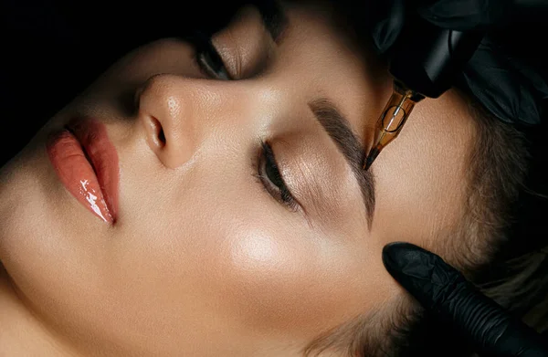 Top View Beautician Hand Doing Eyebrow Permanent Makeup Woman Fac — Stock Photo, Image