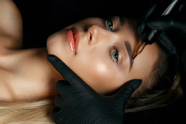 Beautician Hand Doing Eyebrow Permanent Makeup Pretty Woman Fac — Stock Photo, Image