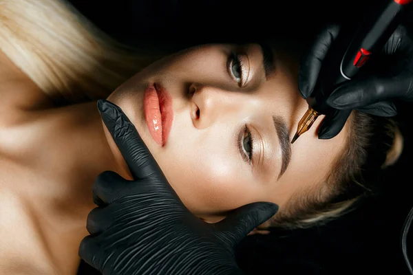 Beautician Hand Doing Eyebrow Tattooing Female Brow — Stock Photo, Image