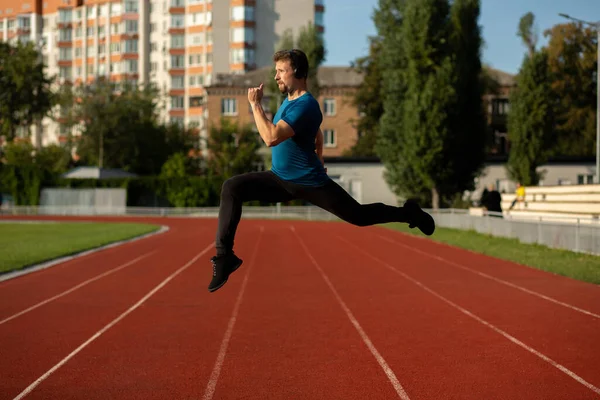 Joven Hombre Fitness Ropa Deportiva Saltando Estadio — Foto de Stock