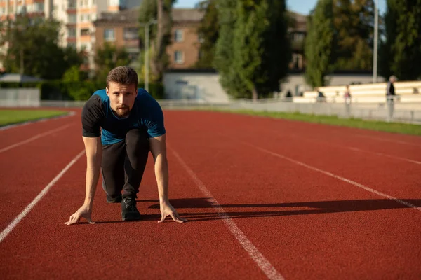 Joven Chico Fitness Listo Para Correr Estadio Espacio Para Texto — Foto de Stock