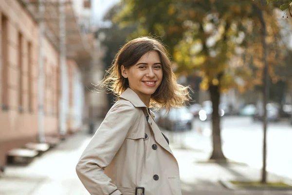 Retrato Callejero Moda Una Mujer Morena Alegre Con Maquillaje Natural — Foto de Stock