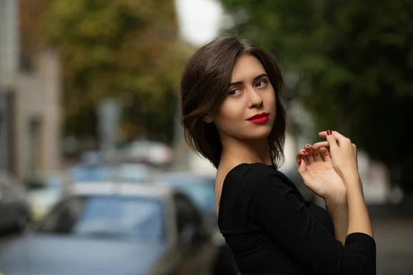 Retrato Rua Moda Mulher Morena Adorável Com Lábios Vermelhos Usa — Fotografia de Stock