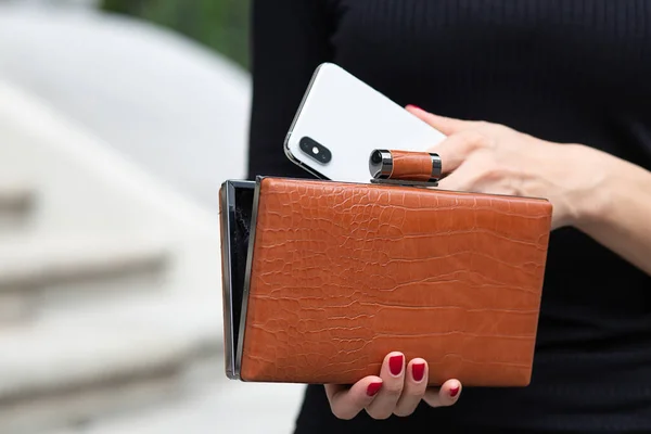 Tiro Perto Mão Uma Mulher Tira Telefone Pequena Bolsa Espaço — Fotografia de Stock