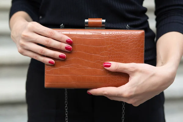 Nahaufnahme Der Hand Einer Frau Die Eine Kleine Lederbraune Handtasche — Stockfoto