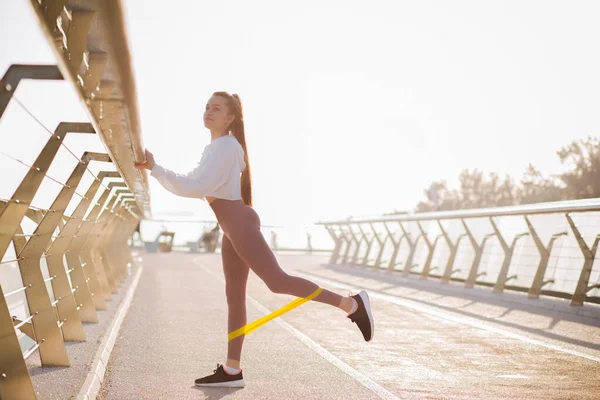 Mujer Forma Adorable Con Pelo Largo Vestida Con Ropa Deportiva — Foto de Stock