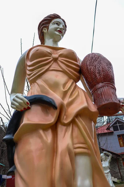 Escultura Uma Mulher Com Coisas Diferentes Mão — Fotografia de Stock