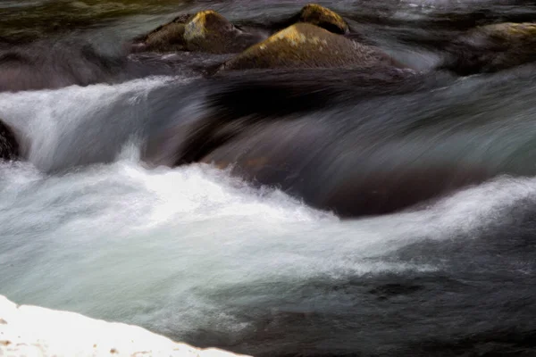 Lange Belichtung Des Schnell Fließenden Flusses Mit Steinen Darin — Stockfoto