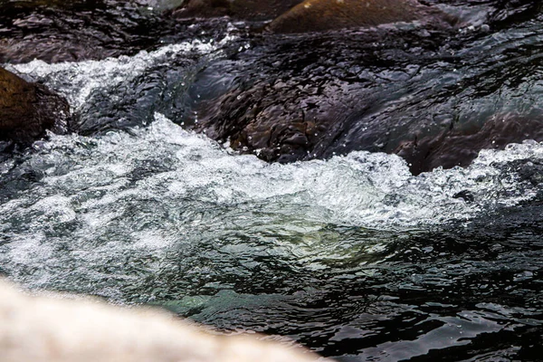 Larga Exposición Del Río Que Fluye Rápido Que Tiene Rocas —  Fotos de Stock