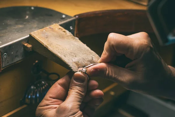 Hände Eines Handwerklichen Juweliers Der Schmuck Arbeitet Goldschmiede Goldschmiedewerkstatt Schmuck — Stockfoto