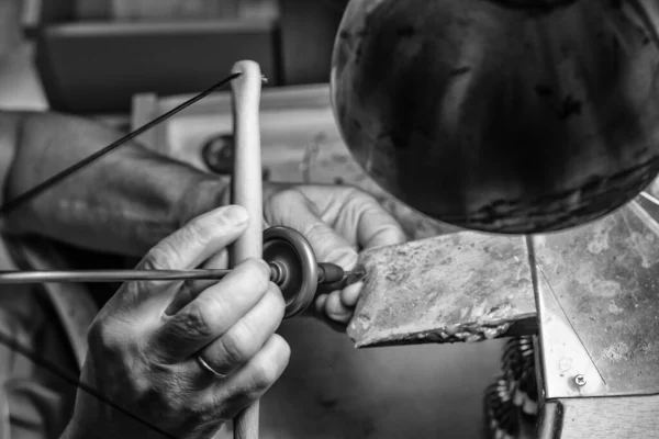 Hände Eines Handwerklichen Juweliers Der Schmuck Arbeitet Goldschmiede Goldschmiedewerkstatt Schmuck — Stockfoto