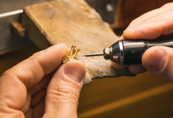 Hände Eines Handwerklichen Juweliers Der Schmuck Arbeitet Goldschmiede Goldschmiedewerkstatt Schmuck — Stockfoto
