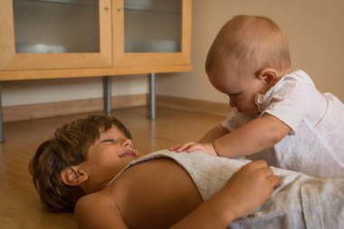 Evde oynayan güzel kardeşlerin portresi. Evde oynayan güzel kardeşlerin portresi. Aile kavramı.