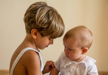 Evde oynayan güzel kardeşlerin portresi. Evde oynayan güzel kardeşlerin portresi. Aile kavramı.